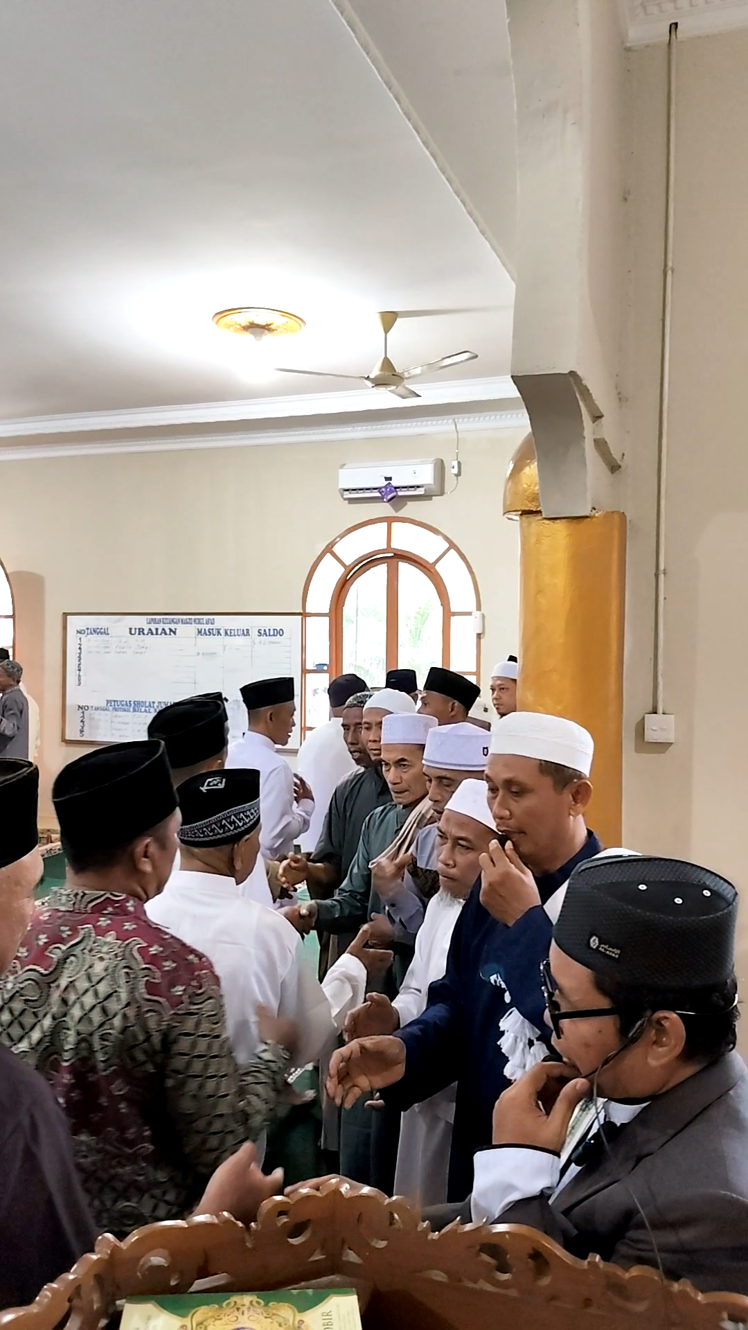 Momen Hangat Idul Fitri: Jamaah Masjid Nurul Asa’ad Saling Bermaafan Usai Sholat